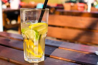 选择性，聚焦摄影，透明，饮用玻璃，棕色，木制，桌子，饮料