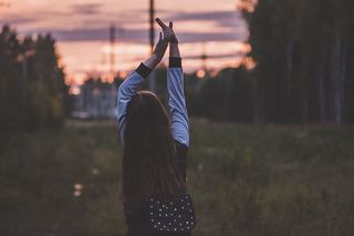 穿黑白夹克的女人