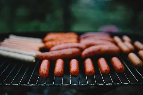 烤架上的香肠 烤架上的香肠