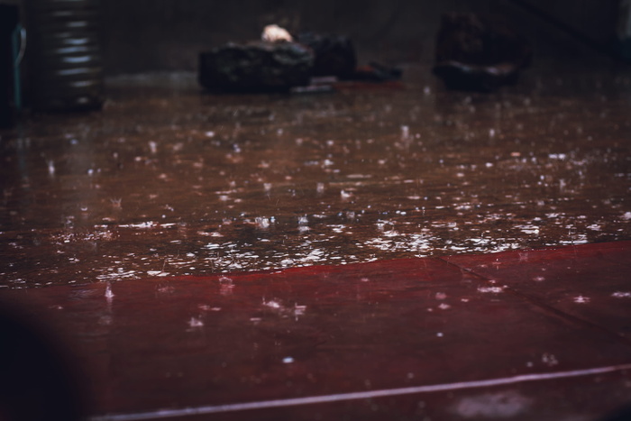 雨滴落在木拼花地板上