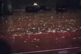 雨滴落在木拼花地板上