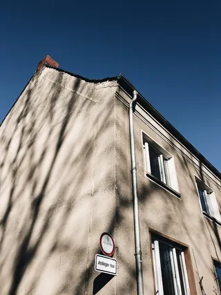 混凝土房屋低角度摄影