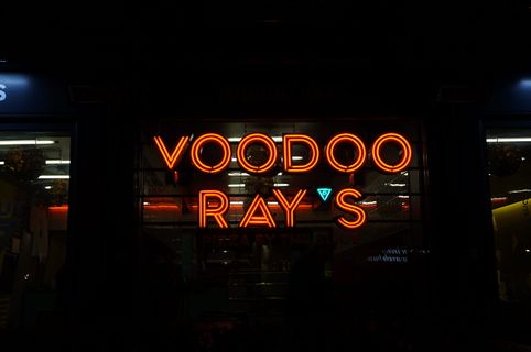 巫毒射线霓虹灯标牌