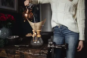 享受一杯精心调制的咖啡，和一只狗玩耍