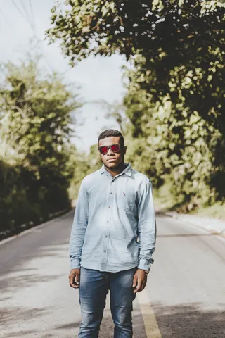 男子站在路*的照片