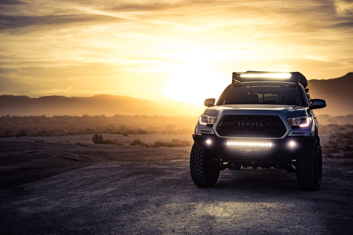 灰色和黑色丰田Suv