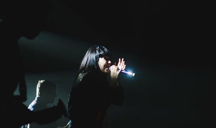 女人，唱歌，麦克风，黑暗，房间，人们，唱歌，音乐会