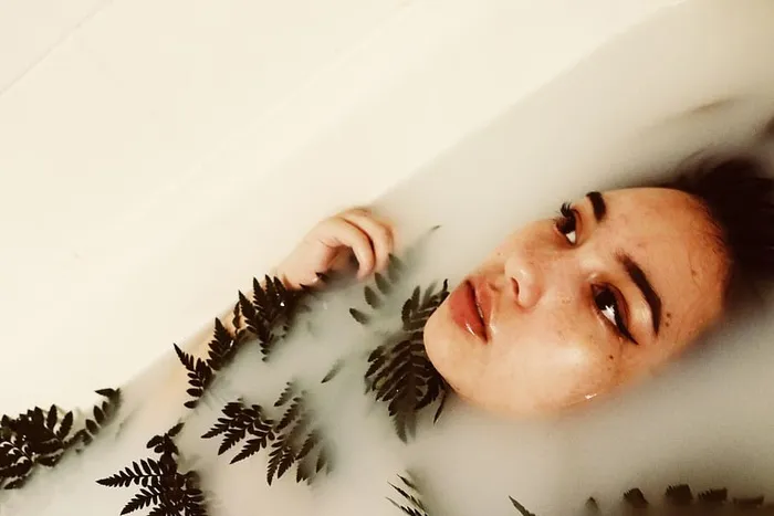 浴缸里的女人