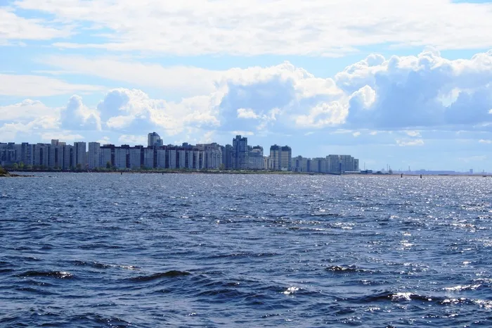 海, 水, 蓝色, 海洋, 闪闪发光, 一排建筑物, 土地一角, 云