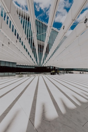 现代白色建筑，建筑师艾利斯·马泰乌斯的EDP总部，葡萄牙里斯本