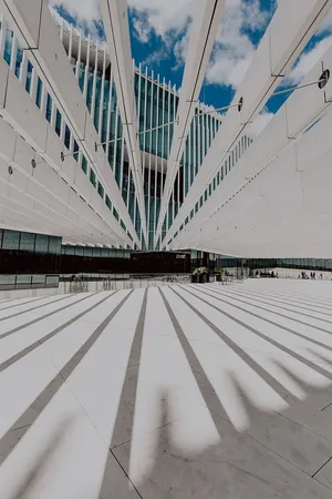 现代白色建筑，建筑师艾利斯·马泰乌斯的EDP总部，葡萄牙里斯本
