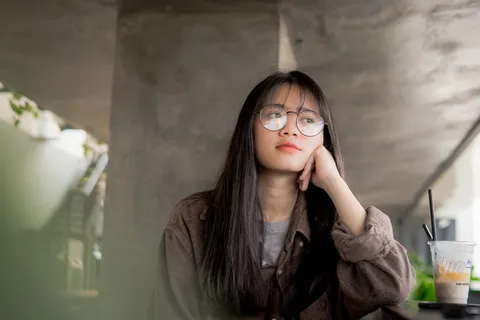 穿棕色上衣的女人 穿棕色上衣的女人