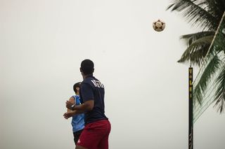 两个男人在打排球