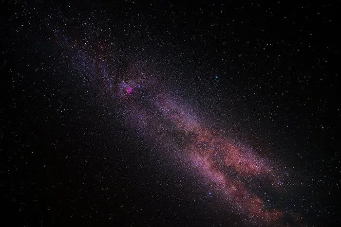 紫色和黑色星云壁纸