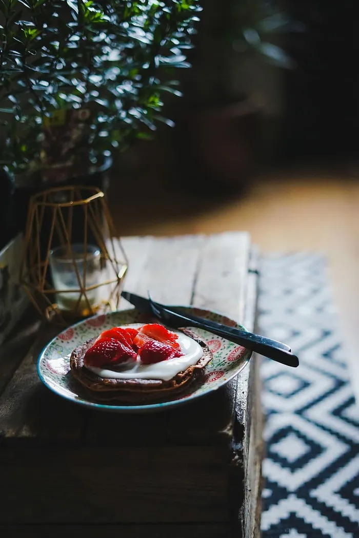 盘中有草莓的华夫饼
