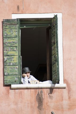 意大利，威尼斯，坎波圣波托洛米奥，无聊，老人，一个人，真人，窗户