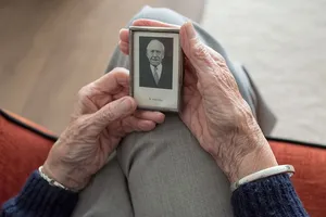 人，成年人，手，女人，室内，人，手，老人