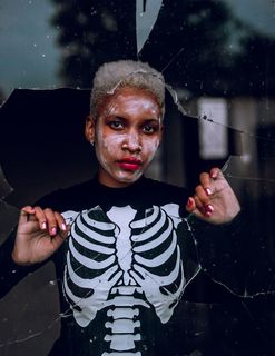 穿骷髅服的女人