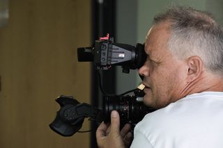 身穿白色衬衫拍照的男子