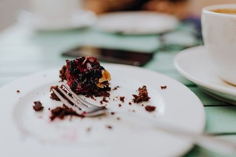 在自助餐厅喝咖啡吃蛋糕