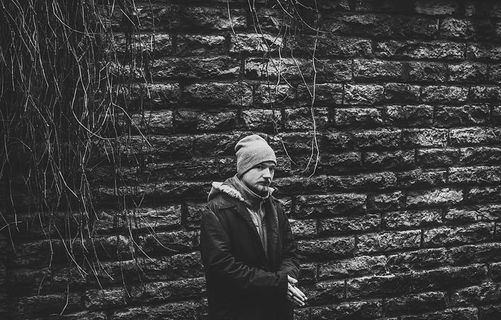 穿着黑色外套站着的人