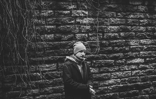 穿着黑色外套站着的人