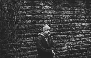 穿着黑色外套站着的人