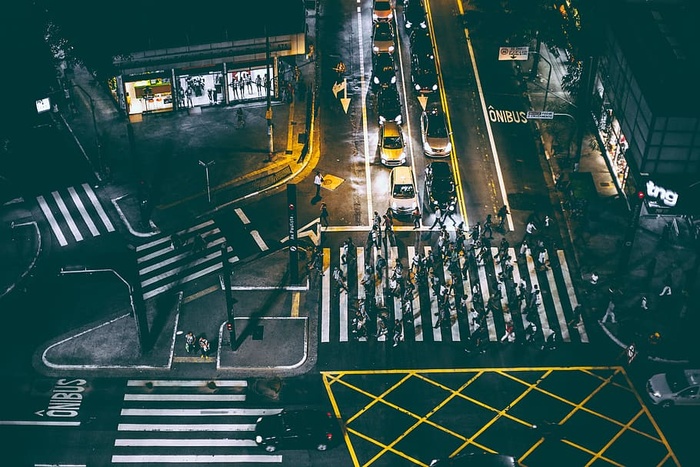 夜间一群人在白色人行道上行走的鸟瞰图