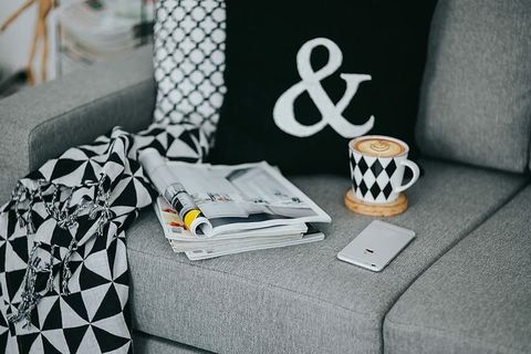 拿着杂志和咖啡休息