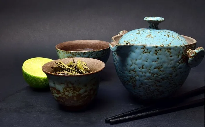蓝色陶瓷容器，T恤，茶具，中国，中国，旅行茶具，绿茶，筷子