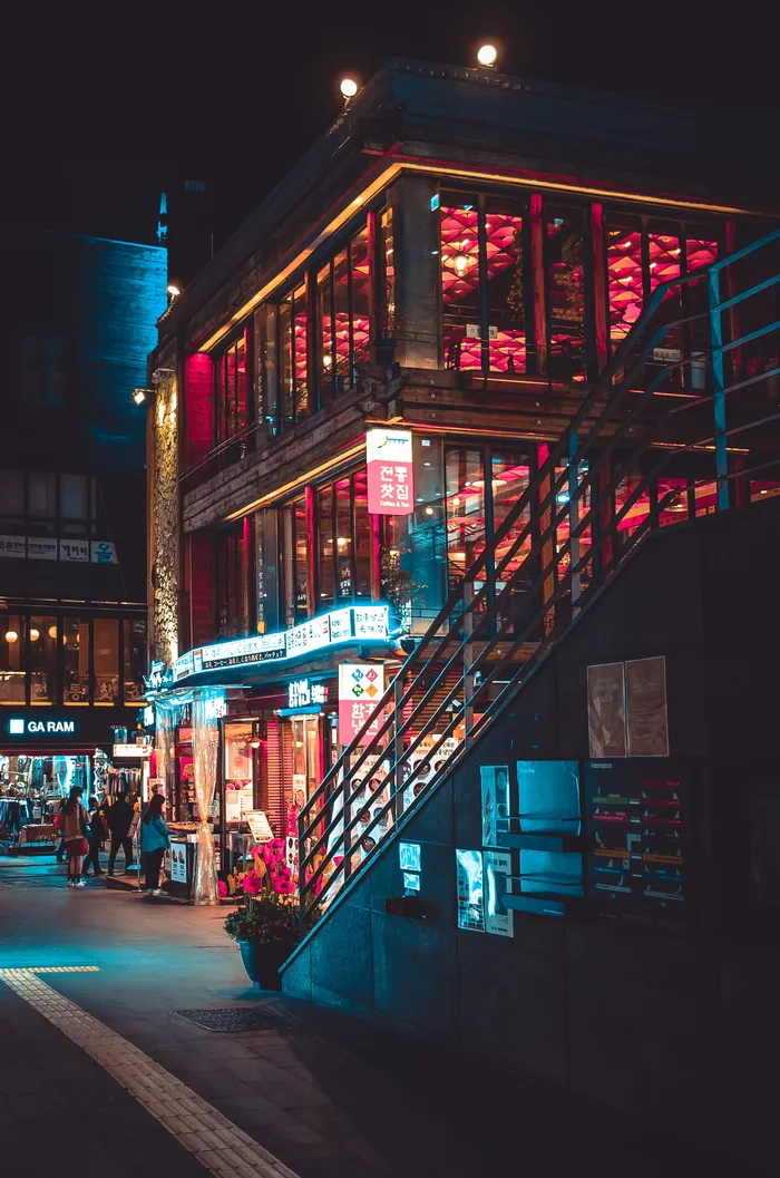 带红灯的米色建筑