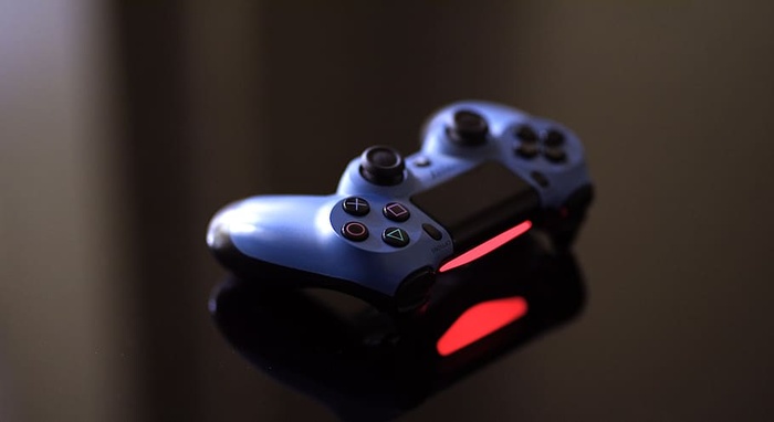 黑色表面上的蓝色索尼Ps4控制器