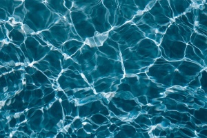 游泳池中波浪状的水面