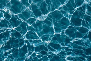 游泳池中波浪状的水面