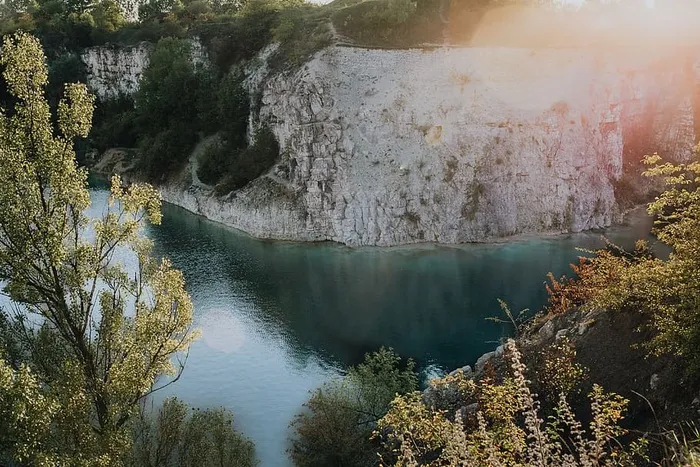 Zakrzówek水库，这座古老的石灰岩采石场被洪水淹没