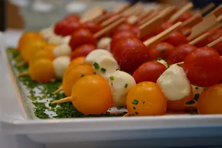 蔬菜、棍棒、托盘、开胃酒、零食、番茄、马苏里拉、大块