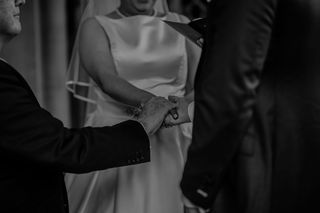 新娘和新郎牵手的灰度照片