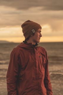 身穿红色纽扣夹克的男子