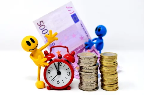 堆，硬币，旁边，红，白，模拟表时钟，5000钞票，时间就是金钱