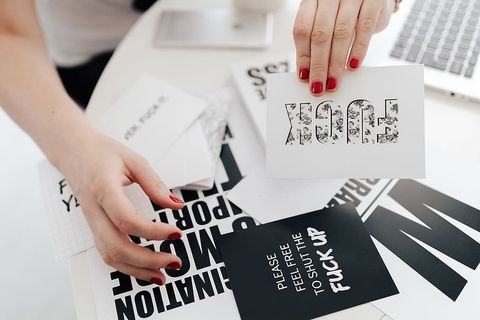 黑白字体句子的俯视图