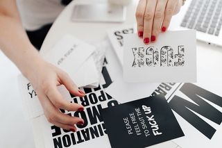 黑白字体句子的俯视图