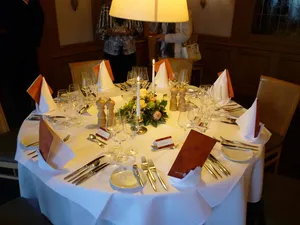 桌子，徽章，餐巾纸，Gedeckert桌子，姓名徽章，叉子，餐桌，餐桌