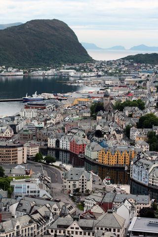 城市，前景，灰色，屋顶，灰色，灰色屋顶，岩石，山脉