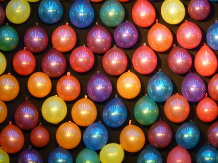 各色气球，墙壁，气球，五颜六色，射击馆，民俗节，年市场，狂欢节