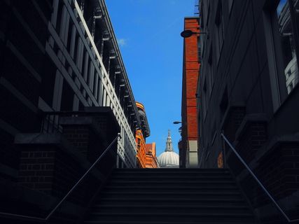 蓝天下的白色混凝土建筑