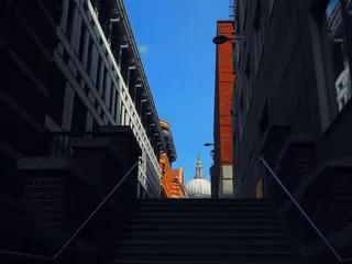 蓝天下的白色混凝土建筑