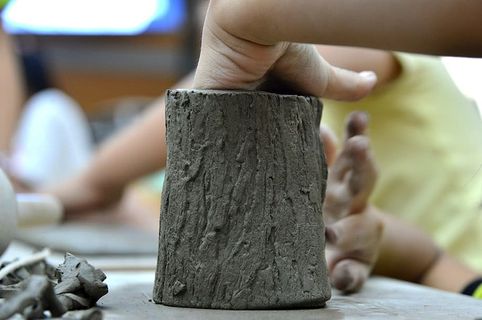 陶瓷,陶瓷工艺,粘土造型,人的手,手,,一个人,关注前景 陶瓷,陶瓷工艺,粘土造型,人的手,手,,一个人,关注前景