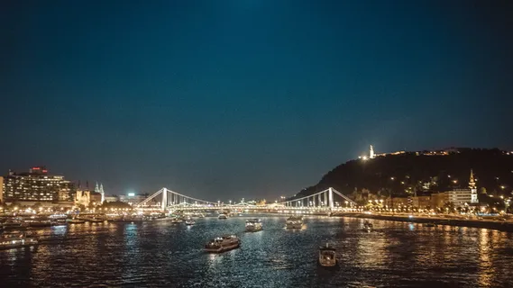 匈牙利、布达佩斯、河流、灯光、船只、夜晚、天际线、城市景观