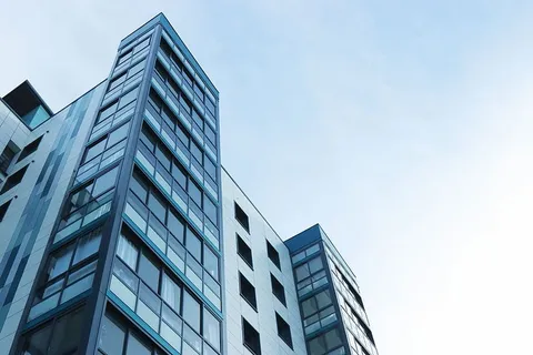 办公楼与天空的低角度视图 办公楼与天空的低角度视图