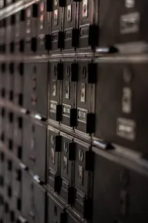 黑色设备、家具、抽屉、私人邮箱、交通工具、车辆、火车、储物柜